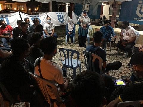 LIGAT BERKEMPEN: Relawan Pejuang berkumpul bersama calon Pejuang bagi Senggarang, Cik Zalihah Jaafar (berdiri), sebagai sebahagian daripada kempen parti itu bagi PRN Johor akan datang. - Foto-foto FACEBOOK MUKHRIZ MAHATHIR FC