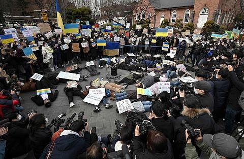 BANTAHAN: Rakyat Ukraine yang menetap di Korea Selatan mengadakan bantahan dekat kedutaan Russia di semalam. - Foto AFP