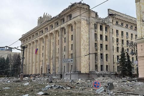 MUSNAH: Sebuah bangunan pemerintah di Kharkiv musnah akibat diserang tentera Russia semalam. - Foto- foto AFP KONVOI TENTERA: Imej satelit oleh Maxar menunjukkan konvoi tentera Russia sepanjang 64 kilometer menuju ibu kota Ukraine, Kyiv. Sedang itu b