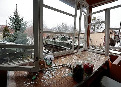 TERUS DIBEDIL: Sebuah kereta kebal yang musnah dilihat melalui tingkap rumah yang turut musnah di bandar Bucha dekat ibu kota Ukraine, Kyiv, yang menjadi sasaran serangan tentera Russia sedang peperangan kededua negara itu memasuki hari ketujuh semal
