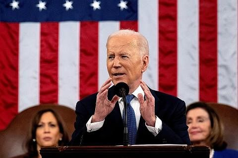 BERI UCAPAN: Presiden Joe Biden (tengah) berkata negaranya akan melarang pesawat Russia daripada menggunakan ruang udara AS menyusuli serangan terhadap Ukraine minggu lalu. - Foto REUTERS