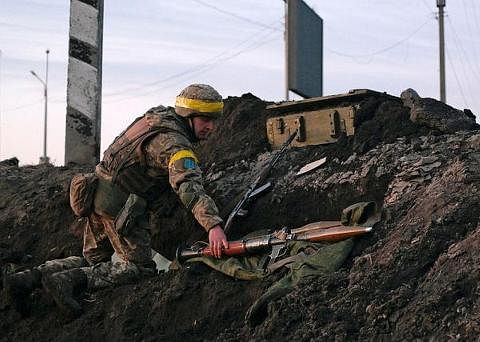 PERTAHAN KUBU: Seorang askar Ukraine bersiap memperkukuh bentengnya di luar Kharkiv dengan grenad berpelancar roket. - Foto AGENSI