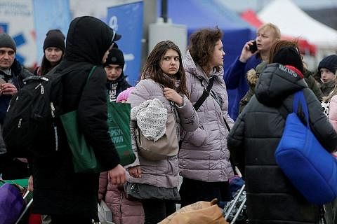 LARI DARIPADA PEPERANGAN: Penduduk Ukraine dilihat tiba di bandar sempadan Vysne Nemecke, Slovakia, kelmarin kerana mahu melarikan diri daripada terjerat dek kemusnahan dan kesukaran hidup. - Foto REUTERS
