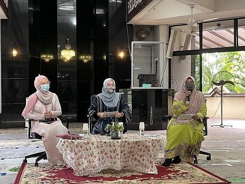 PERSIAPAN SEBELUM RAMADAN: (Dari kiri) Dr Elly, Cik Norazlina dan Ustazah Suhanah menekankan tentang peri pentingnya persiapan dan latihan sebelum Ramadan menjelang agar tubuh selesa semasa berpuasa. - Foto- foto NKF