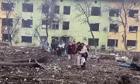DISERANG RUSSIA: Sebuah hospital kanak-kanak dan wad bersalin di Mariupol, Ukraine, musnah akibat serangan udara tentera Russia. Beberapa orang dilihat sedang dibantu keluar dari bangunan hospital itu. - Foto AFP