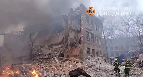 BANGUNAN DIBEDIL: Foto yang diperolehi dari Jabatan Perkhidmatan Kecemasan Ukraine menunjukkan bangunan di bandar Dnipro musnah selepas dibedil dalam serangan kali pertama Russia ke atas bandar itu dan beberapa bandar lain. - Foto REUTERS
