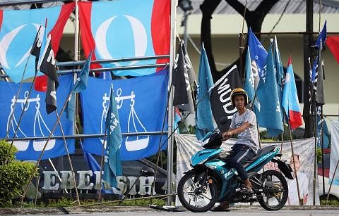 JADI TUMPUAN: Mantan Perdana Menteri, Datuk Seri Najib Tun Razak, terus mendapat tumpuan apabila berkempen di Labis, Johor, baru-baru ini. Pada PRN Johor kali ini, seramai 239 calon daripada 15 parti politik akan bertanding merebut 56 kerusi Dewan Un
