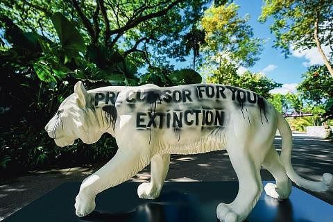 TINGKAT KESEDARAN: (Gambar kanan) WWF-Singapura ingin meningkatkan kesedaran dan mengumpul dana untuk menangani kekurangan berterusan bilangan harimau di seluruh Asia Tenggara menerusi pameran Jejak Harimau ini. - Foto WWF-SINGAPORE