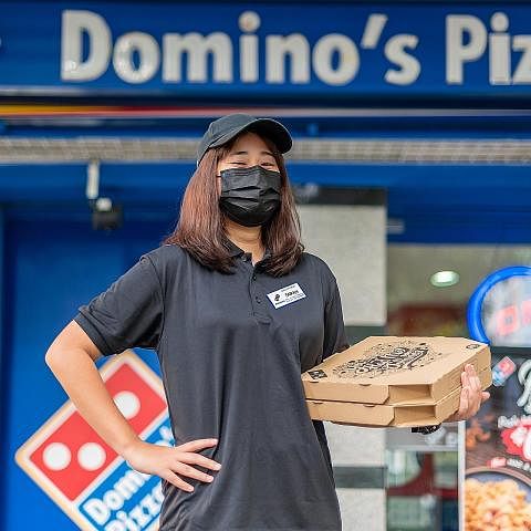 PELUANG CARI REZEKI: Bagi Cik Sharifah Farah Atikah Syed Azman, 23 tahun, kemudahan untuk bekerja antara cawangan piza yang berdekatan rumah atau politeknik tempat beliau mengikuti pengajian, merupakan salah satu faktor pilihannya. - Foto-foto FASTGI