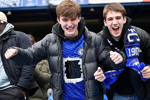 MOHON HAK JUAL TIKET: Penyokong Chelsea dilihat meraikan kemenangan pasukan itu ke atas Newcastle beberapa hari lalu. - Foto AFP