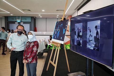 SOKONG BELIA: Puan Halimah (kanan) bersama naib presiden SAMH, Profesor Madya Lee Cheng, di majlis pelancaran 'Curiography', pameran gambar maya oleh SAMH, di Our Tampines Hub semalam. - Foto BH oleh KEVIN LIM