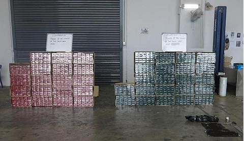 DUA TRAK TERLIBAT: Sebanyak 1,020 karton rokok elak cukai telah dirampas oleh Kastam Singapura. - Foto KASTAM SINGAPURA