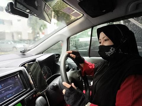TAMBAH USAHA: Dulu Cik Sulasteri Muslim memandu dari 6.30 pagi hingga 7 malam. Kini, beliau sambung bekerja selepas solat maghrib hingga sekitar 10 malam. - Foto ihsan SULASTERI MUSLIM