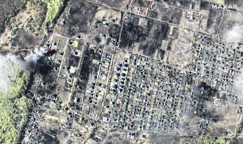 MUSNAH DEK BEDILAN: Gambar yang diambil satelit Maxar Technologies pada 14 Mac menunjukkan banyak bangunan rosak teruk di kediaman yang terbakar di Moschun, Ukraine, ekoran bedilan berterusan tentera Russia. - Foto EPA-EFE