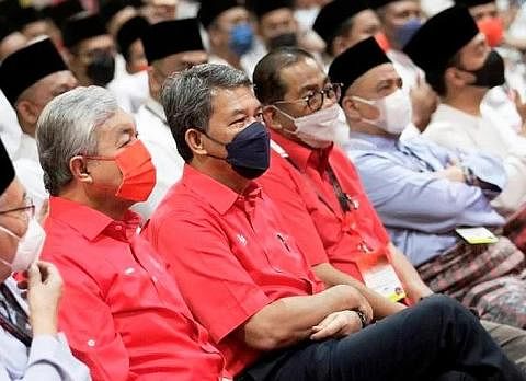 HADIRI SIDANG UMNO: (Dari kiri) Datuk Seri Dr Ahmad Zahid Hamidi bersama Datuk Seri Mohamad Hasan meninjau perjalanan Perhimpunan Agung Pergerakan Pemuda Umno di Pusat Dagangan Dunia (WTC) Kuala Lumpur. - Foto NSTP