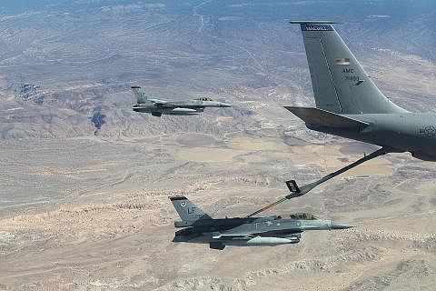 LATIHAN INTENSITI TINGGI: Jet pejuang F-16C/D RSAF kelihatan sedang mengisi minyak dari pesawat KC-135 Angkatan Udara Amerika Syarikat semasa Latihan Bendera Merah - Nellis 2022. - Foto MINDEF