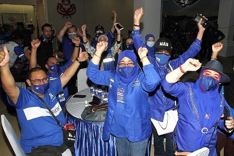 RAIKAN KEMENANGAN DI JOHOR: Para penyokong Barisan Nasional bersorak gembira apabila keputusan Pilihan Raya Negeri Johor diumumkan. - Foto THE STAR