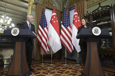 CAPAI KATA SEPAKAT: Perdana Menteri, Encik Lee Hsien Loong dan Naib Presiden Amerika Syarikat (AS), Cik Kamala Harris semasa pertemuan mereka di Bangunan Pejabat Eksekutif Eisenhower, Washington DC, kelmarin. - Foto AFP