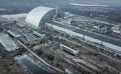 TINGGALKAN LOJI JANAKUASA NUKLEAR: Tentera Russia dilihat meninggalkan loji nuklear Chernobyl tetapi pegawai Ukraine berkata kemungkinan askar Russia terdedah kepada kesan radioaktif dari loji tersebut. - Foto EPA-EFE