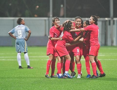 MASIH PERLU PERBAIKI: Pemain pasukan wanita Singa meraikan kemenangan 6-2 mereka ke atas Seychelles di Stadium Jalan Besar malam kelmarin. - Foto BH oleh DESMOND WEE