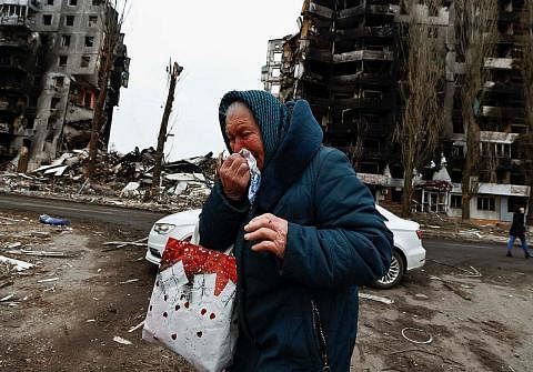 SEDIH PILU: Seorang warga emas, yang dikenali sebagai 'Cik Nina', 74 tahun, tidak dapat menahan tangisan semasa berada di kawasan perumahan yang musnah teruk akibat pengeboman bertalu-talu tentera Russia di Borodyanka, Kyiv, berdekatan ibu kota Ukrai