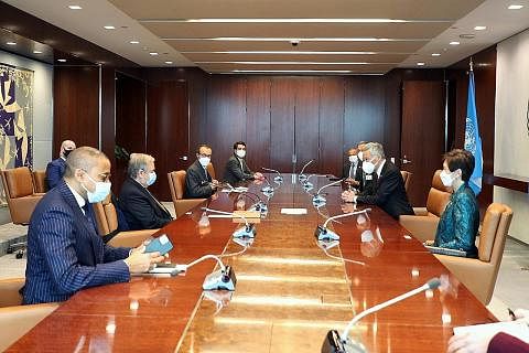 LAWATAN KE AMERIKA SYARIKAT: Perdana Menteri, Encik Lee Hsien Loong (dua dari kanan) bersama delegasinya, menemui Setiausaha Agung Pertubuhan Bangsa-Bangsa Bersatu (PBB), Encik Antonio Guterres, dalam rangka lawatannya ke Amerika Syarikat baru-baru i