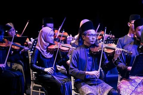 BUDAYA DIJUNJUNG: Anak-anak muda yang menyertai Orkestra Sri Temasek kembali bersemangat mewarnai gelanggang seni dengan harapan dapat memasyarakatkan budaya dan warisan Melayu di kedua-dua platform fizikal dan digital. - Foto ORKESTRA SRI TEMASEK