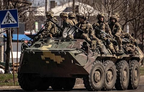 BERSEDIA HADAPI SERANGAN: Tentera Ukraine sedang menaiki kenderaan berperisai di wilayah Donbass di timur Ukraine yang dilaporkan bakal menghadapi serangan besar daripada tentera Russia. - Foto AFP