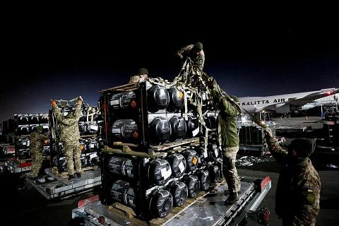 PAKEJ BANTUAN: Sebahagian bantuan peralatan ketenteraan Amerika Syarikat yang dipunggah di Lapangan Terbang Antarabangsa Boryspil, Ukraine - foto fail 10 Februari 2022.- Foto REUTERS