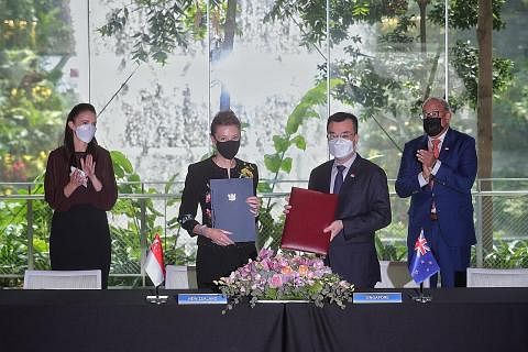 LALUAN HIJAU: Perdana Menteri New Zealand, Cik Jacinda Ardern (paling kiri), dan Menteri Pengangkutan Singapura, Encik S. Iswaran (paling kanan), menghadiri acara pemeteraian memorandum pengaturan mengenai penerbangan mampan, yang ditandatangani Pesu