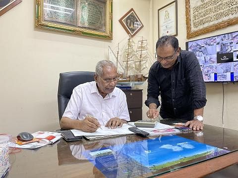 MASIH AKTIF: Meskipun usia sudah menjangkau 86 tahun, namun Encik Hanifa (kiri) memastikan beliau ke pejabat dan berbincang bersama anaknya, Encik Mohamed Haneefa Iqbal (kanan) mengenai perniagaan mereka hampir setiap hari. - Foto SYARIKAT HANIFAA FR