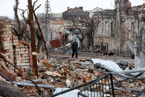 ANGKARA BEDILAN: Seorang lelaki berjalan melintasi bangunan di Mariupol, Ukraine yang musnah akibat dibedil Russia. Misi PBB menerima lebih 300 dakwaan pembunuhan orang awam di kawasan sekitar Kyiv, Chernihiv, Kharkiv dan Sumy, yang berada di bawah k