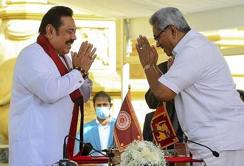 HADAPI DESAKAN SUPAYA BERUNDUR: Foto fail pada Ogos 2020 menunjukkan Presiden Gotabaya Rajapaksa (kanan) menerima sumpah jawatan abangnya, Encik Mahinda (kiri), sebagai Perdana Menteri Sri Lanka. Namun, sokongan yang dahulunya mereka nikmati kini ber
