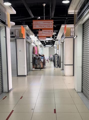 SEPI: Perniagaan di Larkin masih belum pulih meskipun sempadan darat dibuka pada April 1 lalu. Sebelum pandemik Covid-19, Larkin Sentral adalah salah satu tempat yang sering dikunjungi pengunjung dari Singapura kerana ia menjadi lokasi transit sebelu