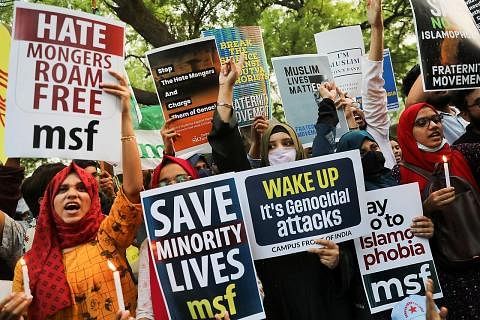 SUARAKAN BANTAHAN: Rakyat India mengecam tindakan samseng dan jenayah kebencian ke atas masyarakat beragama di negara itu - terutamanya ke atas orang-orang Islam - dengan mengadakan perhimpunan keamanan di New Delhi, India, pada 16 April lalu. - Foto