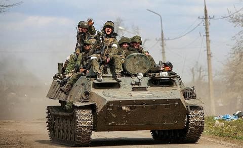 SERANGAN HEBAT: Konvoi kereta perisai tentera pro-Russia bergerak di sebatang jalan di Mariupol, Ukraine, pada 21 April lalu. - Foto REUTERS
