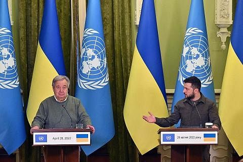 HADAPI MEDIA: Presiden Ukraine, Encik Volodymyr Zelensky (kanan), dan Setiausaha Agung Pertubuhan Bangsa-bangsa Bersatu (PBB), Encik Antonio Guterres, di sidang akhbar bersama semasa pemimpin badan dunia itu mengadakan lawatan ke Kyiv pada Khamis lal