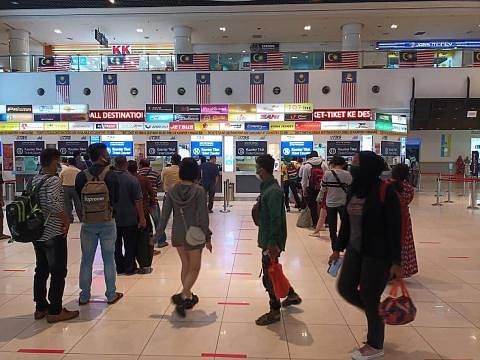 PULANG BERAYA: Orang ramai sedang beratur untuk membeli tiket bas menuju ke selatan tanah air di TBS, Kuala Lumpur. - Foto BH oleh KHIRUL BAHRI BASARUDDIN GHAIRAH DAPAT JUMPA KELUARGA: Cik Junita Rashid (kanan) bersama seorang rakan sebelum pulang ke