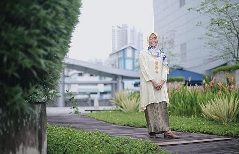 TERKENANG NOSTALGIA LEBARAN: Cik Rahayu Mahzam teringatkan detik manis bergegas ke rumah neneknya di Johor setiap pagi Hari Raya pertama lantas merindui kunjung mengunjung ke rumah sanak saudara di Malaysia yang terhenti dua tahun susuli pandemik Cov