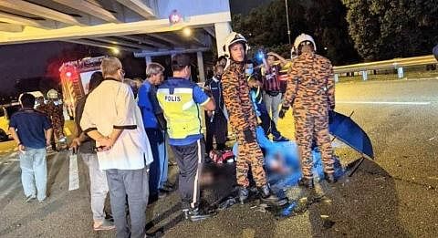 MALANG TAK BERBAU: Kemalangan yang berlaku di laluan susur keluar KLIA2, di Sepang, Selangor, ini melibatkan dua kenderaan, yang menyaksikan pemandu teksi maut setelah terhumban keluar sejauh 10 meter dari teksinya. - Foto NST