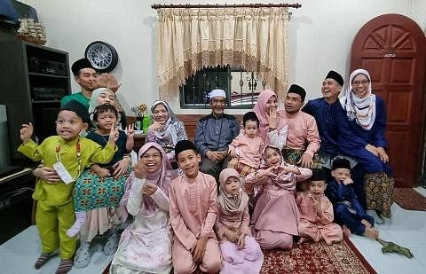BERTEMU SEMULA: Cik Siti Nurliyana (empat dari kanan) dan keluarganya akhirnya bertemu semula bersama keluarga tercintanya setelah berpisah selama dua tahun akibat sekatan sempadan. - Foto ihsan SITI NURLIYANA ALI