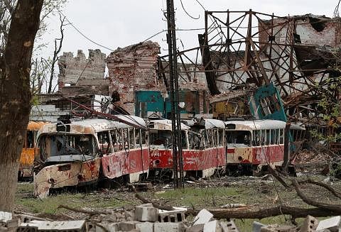 MUSNAH TERUK: Gambar yang dirakamkan pada 5 Mei lalu menunjukkan sejumlah tram di sebuah depoh musnah teruk akibat konflik Ukraine-Russia di bandar pelabuhan selatan, Mariupol. Russia telah menawan sepenuhnya Mariupol sejak perang antara dua negara i