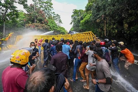 BANTAHAN RAKYAT: Polis menggunakan gas pemedih mata untuk meleraikan tunjuk perasaan pelajar universiti yang menuntut peletakan jawatan Presiden Sri Lanka, Encik Gotabaya Rajapaksa, dalam kejadian yang berlaku berdekatan bangunan parlimen di Colombo,