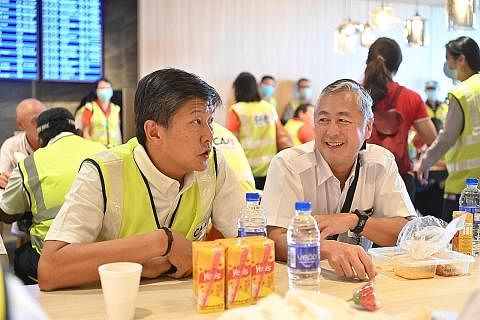 BERI PENGHARGAAN: Setiausaha Agung Kongres Kesatuan Sekerja Kebangsaan (NTUC), Encik Ng Chee Meng (kiri), bertemu kakitangan sektor penerbangan untuk memberi penghargaannya kepada segala usaha yang telah mereka lakukan untuk membantu memulihkan kemba