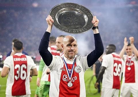 HADIAH PERPISAHAN: Erik ten Hag merai kemenangan liga ke-36 Ajax selepas mengalahkan Heerenveen 5-0 di Amsterdam, Belanda, kelmarin. - Foto EPA-EFE