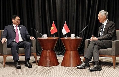 HUBUNGAN BAIK: Perdana Menteri Singapura, Encik Lee Hsien Loong (kanan) bertemu Perdana Menteri Vietnam, Encik Pham Minh Chinh, di Washington pada 12 Mei 2022.