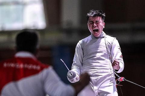 KEMENANGAN MANIS: Jonathan Au Eong memenangi pingat emas pertama Singapura dalam acara 'foil' individu lelaki di Sukan SEA semalam. - Foto SNOC