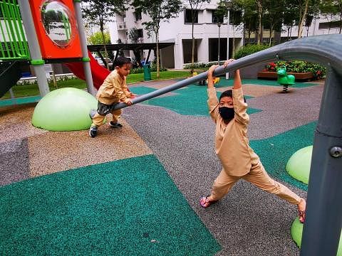 GEMBIRA JALAN RAYA: Anak penulis, Harris (kiri) dan Danial, bermain-main di taman permainan di Choa Chu Kang semasa jalan Hari Raya baru-baru ini. - Foto NADIAH SHAHJOHAN