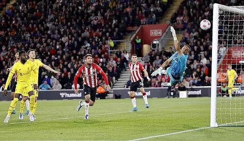 GOL KEMENANGAN: Penjaga gol Southampton, Alex McCarthy, gagal menyelamatkan gol kedua Liverpool yang dijaringkan oleh pemain pertahanan Joel Matip (tidak kelihatan dalam gambar). - Foto EPA-EFE