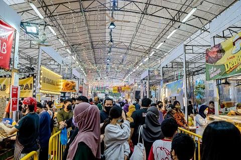 SAMBUTAN MENGGALAKKAN: Bazar Hari Raya Geylang Serai bulan lalu dikunjungi penduduk berbilang kaum mahupun dari pelbagai negara.